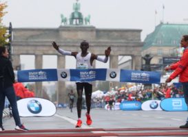 Berlin Marathon: Μεγάλος νικητής ο Kipchoge, ο καιρός δεν άφησε περιθώρια για ρεκόρ. Πρώτη η Cherono στις γυναίκες.
