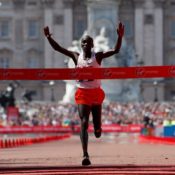 Νικητές οι Kipchoge – Cheruiyot στον London Marathon. Ο καιρός χάλασε τα σχέδια για WR.
