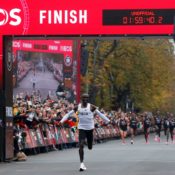 No human is limited: ο Eliud Kipchoge έσπασε τις 2 ώρες στον μαραθώνιο με 1:59:40!